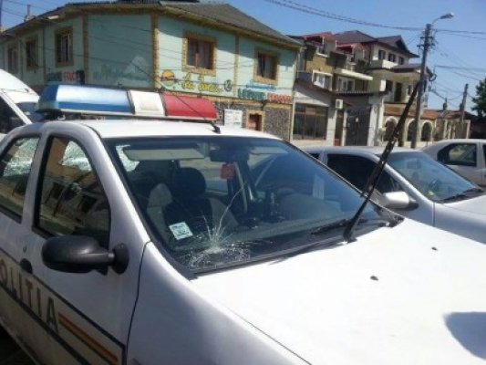 O maşină a Poliţiei din Constanţa, găsită cu geamurile sparte: IPJ spune că este o defecţiune tehnică!
